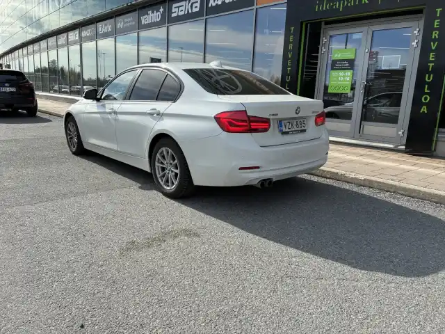 Valkoinen Sedan, BMW 320 – VZK-885