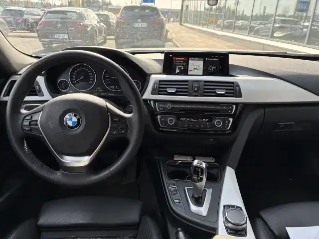 Valkoinen Sedan, BMW 320 – VZK-885
