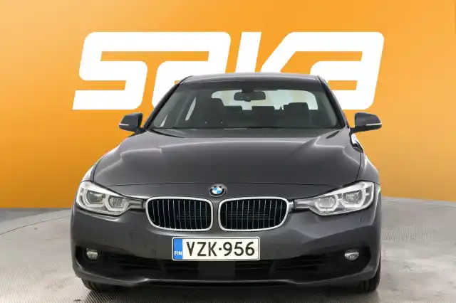 Harmaa Sedan, BMW 330 – VZK-956