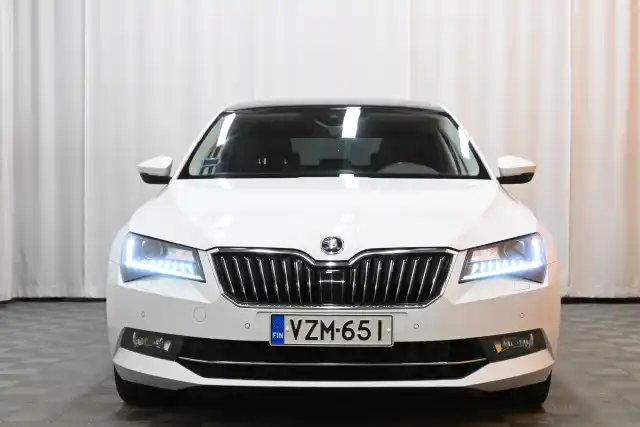 Valkoinen Sedan, Skoda Superb – VZM-651