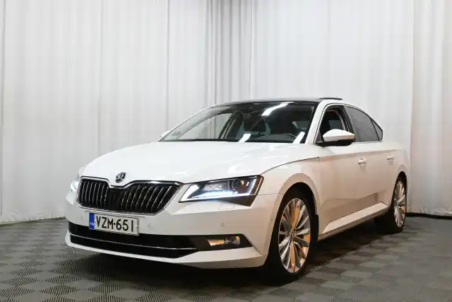 Valkoinen Sedan, Skoda Superb – VZM-651