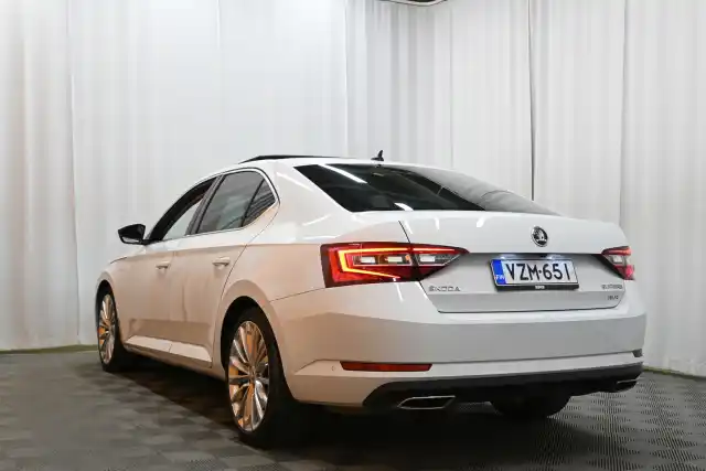 Valkoinen Sedan, Skoda Superb – VZM-651