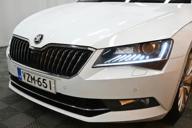 Valkoinen Sedan, Skoda Superb – VZM-651