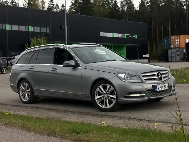 Harmaa Sedan, Mercedes-Benz C – VZM-804