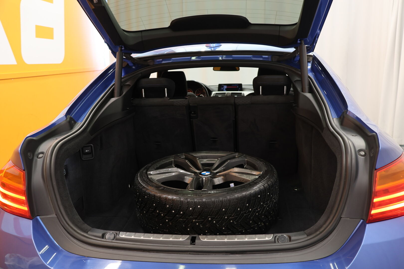 Sininen Sedan, BMW 435 – VZM-905