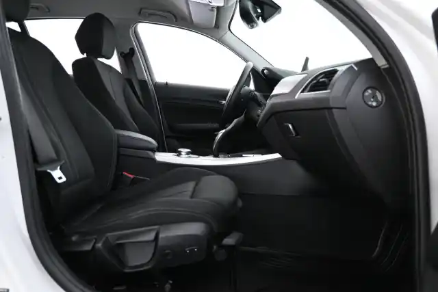 Valkoinen Viistoperä, BMW 118 – VZN-108