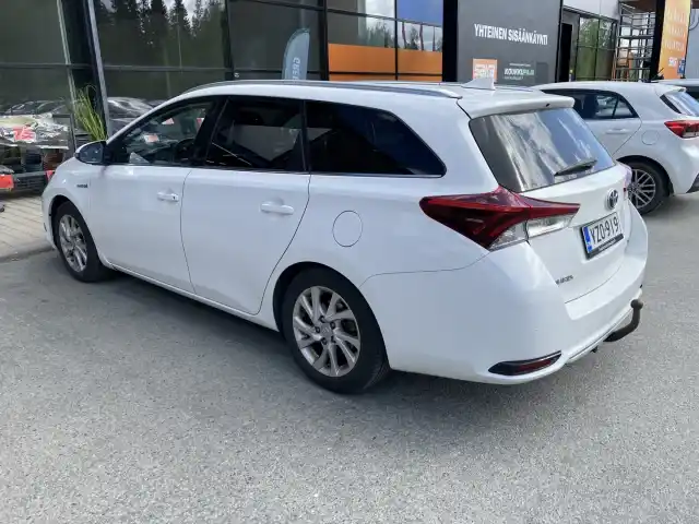 Valkoinen Farmari, Toyota Auris – VZO-919