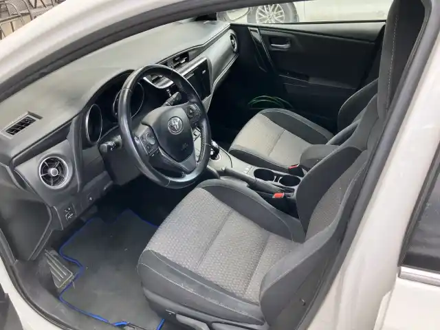 Valkoinen Farmari, Toyota Auris – VZO-919