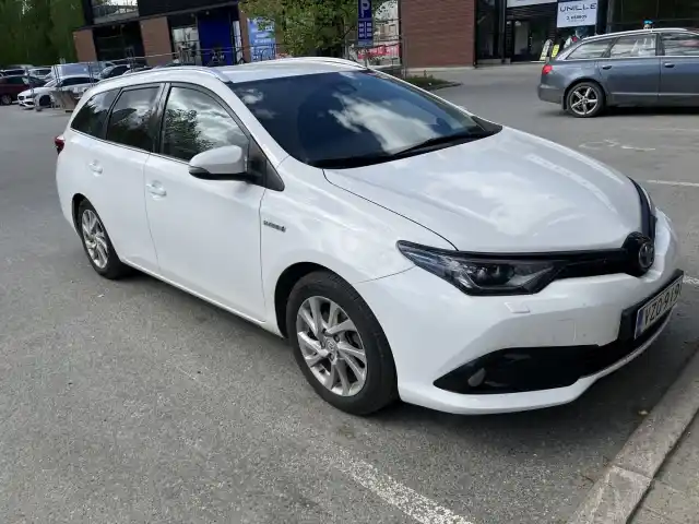 Valkoinen Farmari, Toyota Auris – VZO-919