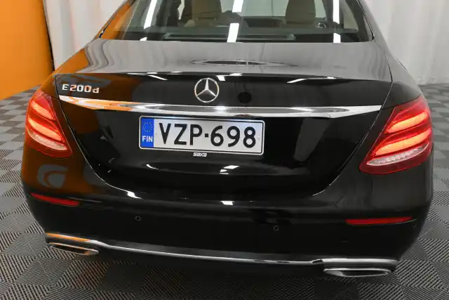 Musta Sedan, Mercedes-Benz E – VZP-698