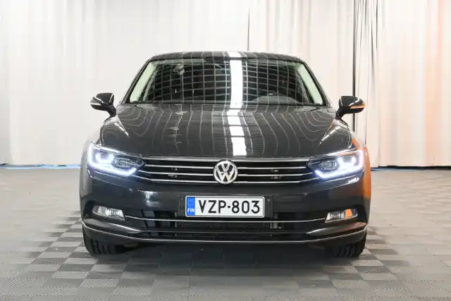 Harmaa Sedan, Volkswagen Passat – VZP-803