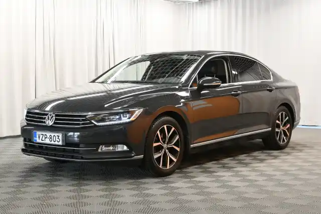 Harmaa Sedan, Volkswagen Passat – VZP-803