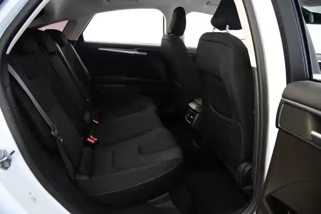 Valkoinen Viistoperä, Ford Mondeo – VZR-569
