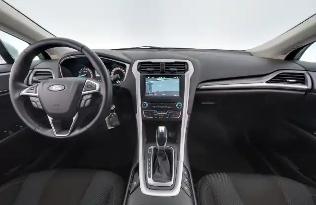 Valkoinen Viistoperä, Ford Mondeo – VZR-569