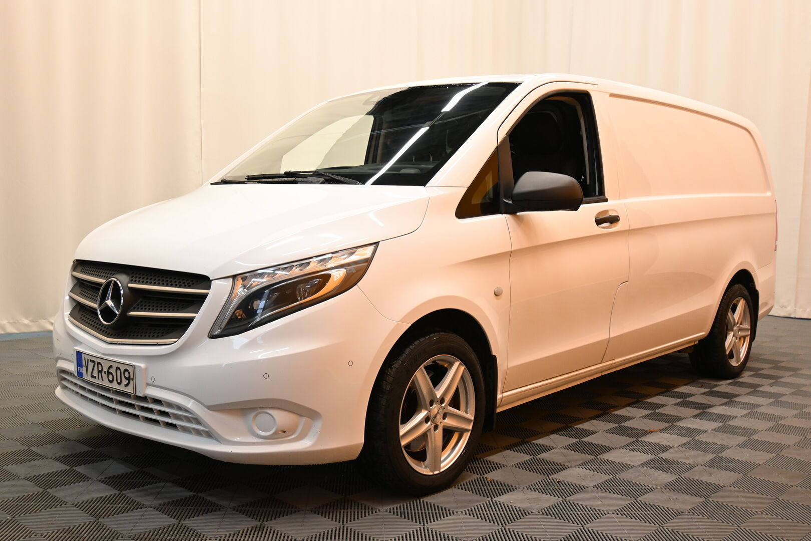 Valkoinen Pakettiauto, Mercedes-Benz Vito – VZR-609, kuva 4