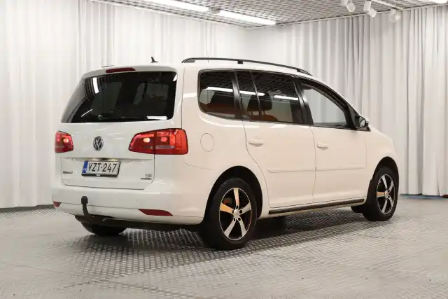 Valkoinen Tila-auto, Volkswagen Touran – VZT-247