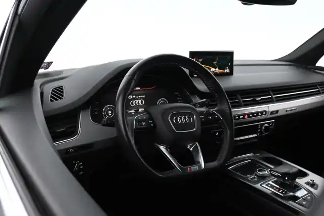 Harmaa Maastoauto, Audi Q7 – VZT-854