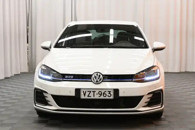 Valkoinen Viistoperä, Volkswagen Golf – VZT-963