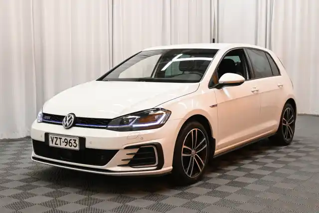 Valkoinen Viistoperä, Volkswagen Golf – VZT-963