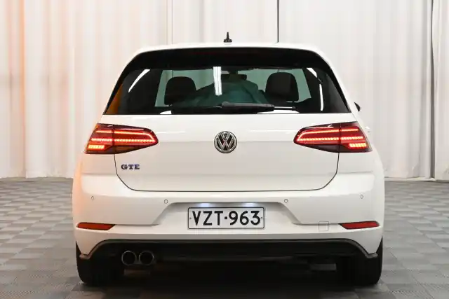 Valkoinen Viistoperä, Volkswagen Golf – VZT-963