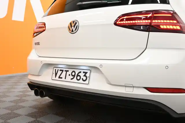 Valkoinen Viistoperä, Volkswagen Golf – VZT-963