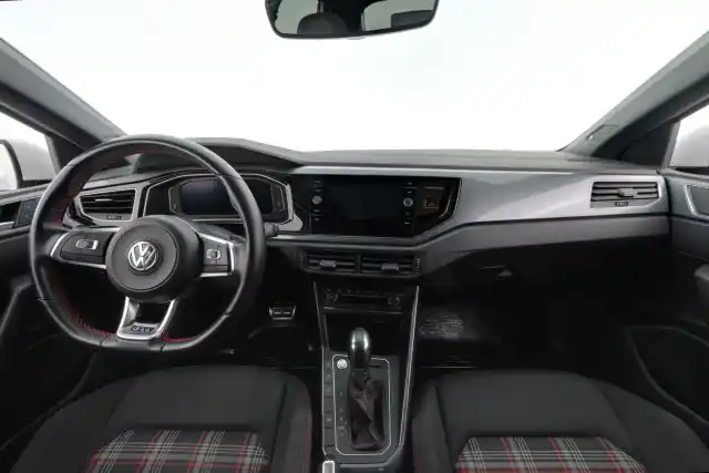 Valkoinen Viistoperä, Volkswagen Polo – VZT-982