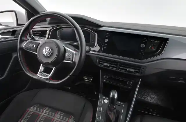 Valkoinen Viistoperä, Volkswagen Polo – VZT-982