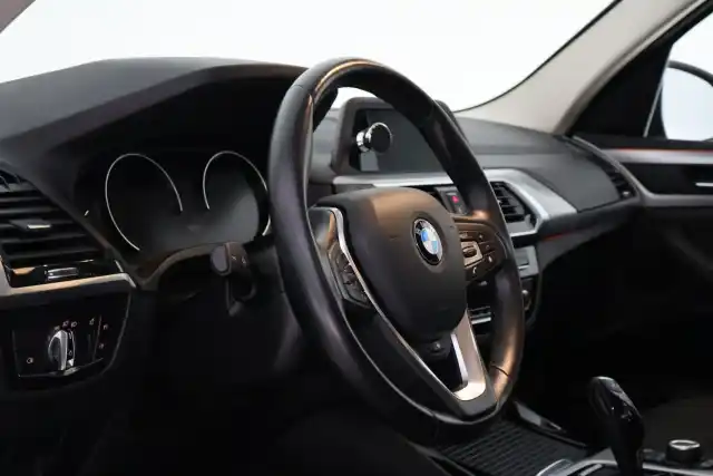 Musta Maastoauto, BMW X3 – VZU-818