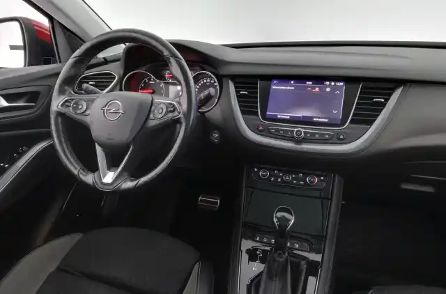 Punainen Maastoauto, Opel Grandland X – VZV-205