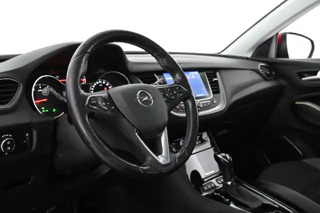 Punainen Maastoauto, Opel Grandland X – VZV-205