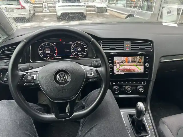 Valkoinen Viistoperä, Volkswagen Golf – VZX-994