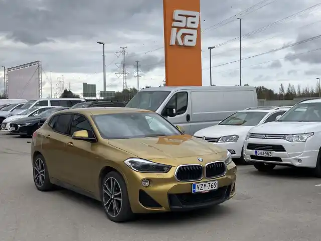 Keltainen Maastoauto, BMW X2 – VZY-769