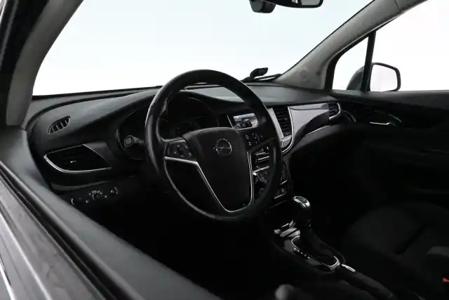 Harmaa Maastoauto, Opel Mokka – VZZ-910