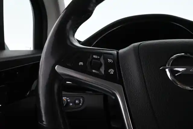 Harmaa Maastoauto, Opel Mokka – VZZ-910