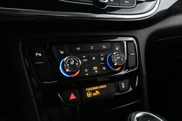 Harmaa Maastoauto, Opel Mokka – VZZ-910