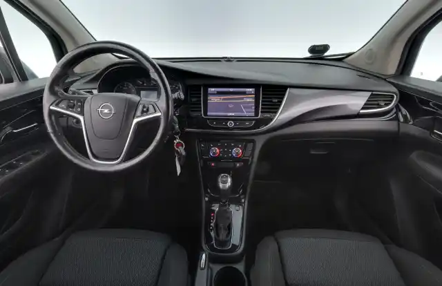 Harmaa Maastoauto, Opel Mokka – VZZ-910