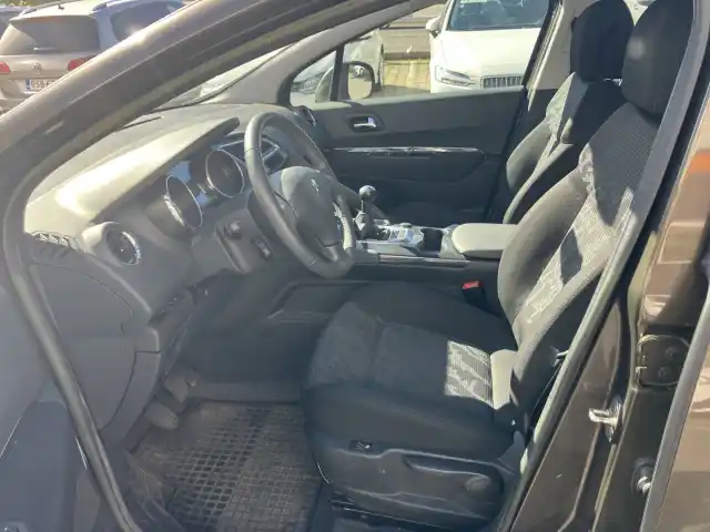 Ruskea Viistoperä, Peugeot 3008 – XBZ-235