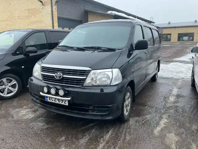 Musta Pakettiauto, Toyota Hiace – XCZ-692