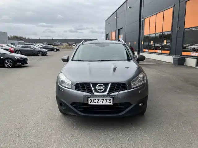 Harmaa Maastoauto, Nissan Qashqai+2 – XCZ-773