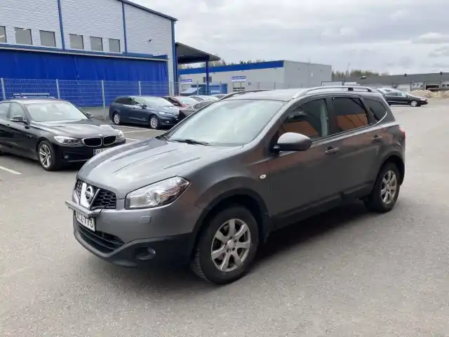 Harmaa Maastoauto, Nissan Qashqai+2 – XCZ-773
