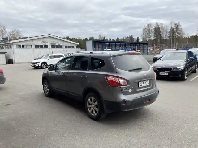 Harmaa Maastoauto, Nissan Qashqai+2 – XCZ-773