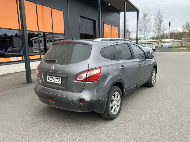 Harmaa Maastoauto, Nissan Qashqai+2 – XCZ-773
