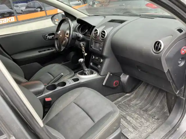 Harmaa Maastoauto, Nissan Qashqai+2 – XCZ-773