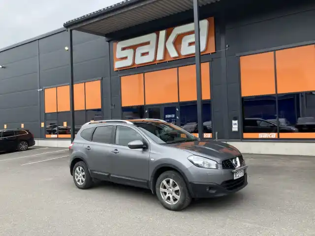 Harmaa Maastoauto, Nissan Qashqai+2 – XCZ-773