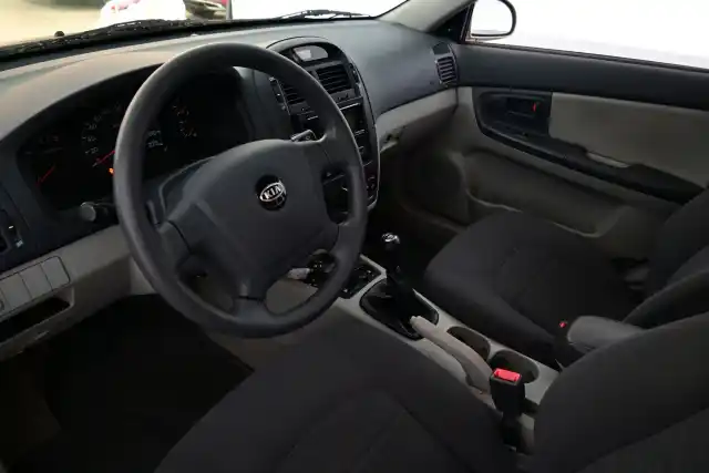 Beige Tila-auto, Kia Cerato – XLI-502