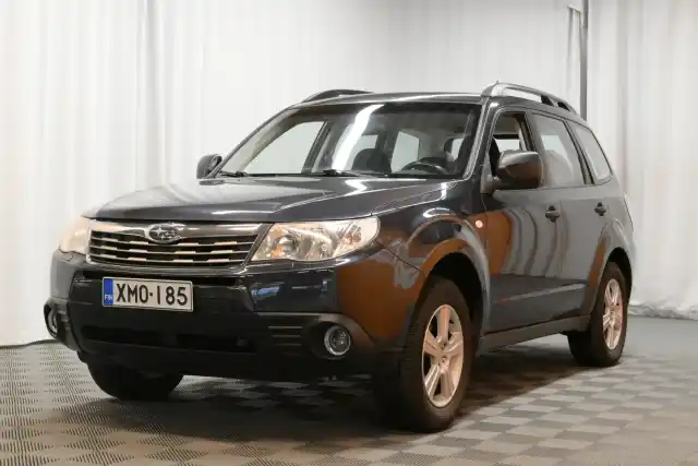 Harmaa Farmari, Subaru Forester – XMO-185