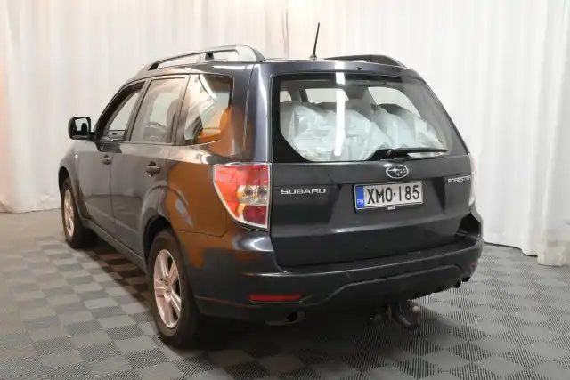 Harmaa Farmari, Subaru Forester – XMO-185