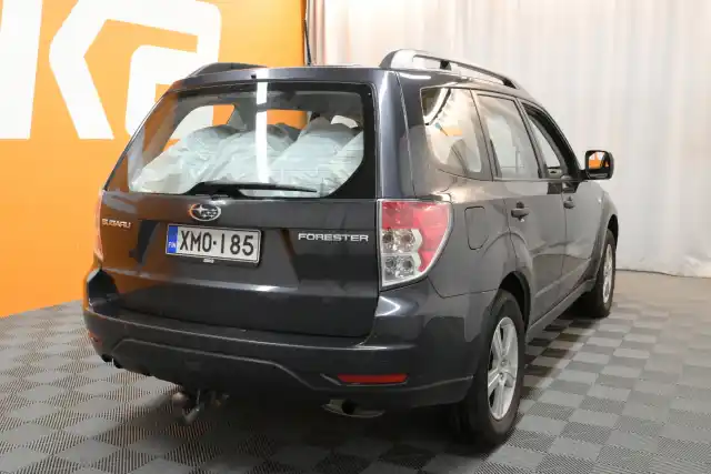 Harmaa Farmari, Subaru Forester – XMO-185