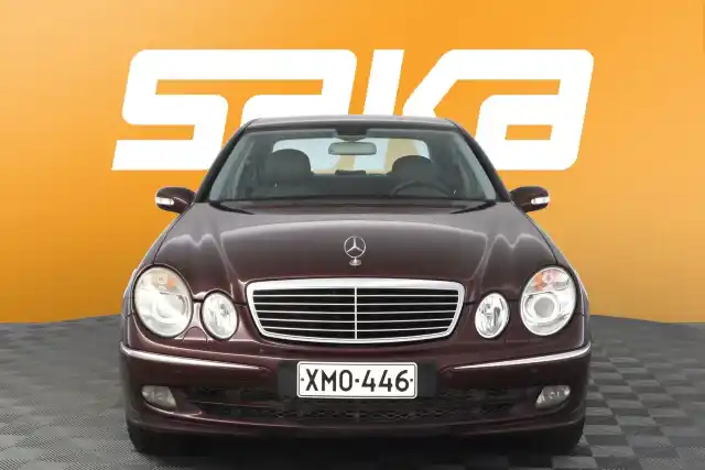 Punainen Sedan, Mercedes-Benz E – XMO-446