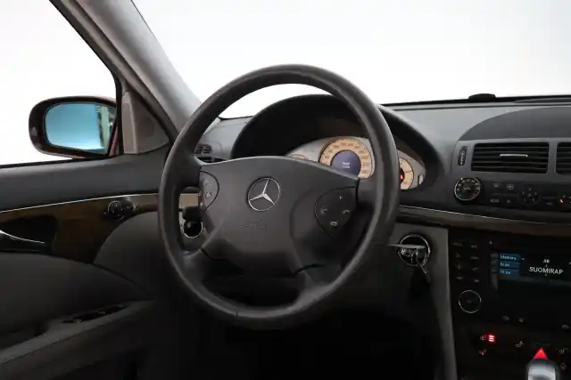 Punainen Sedan, Mercedes-Benz E – XMO-446